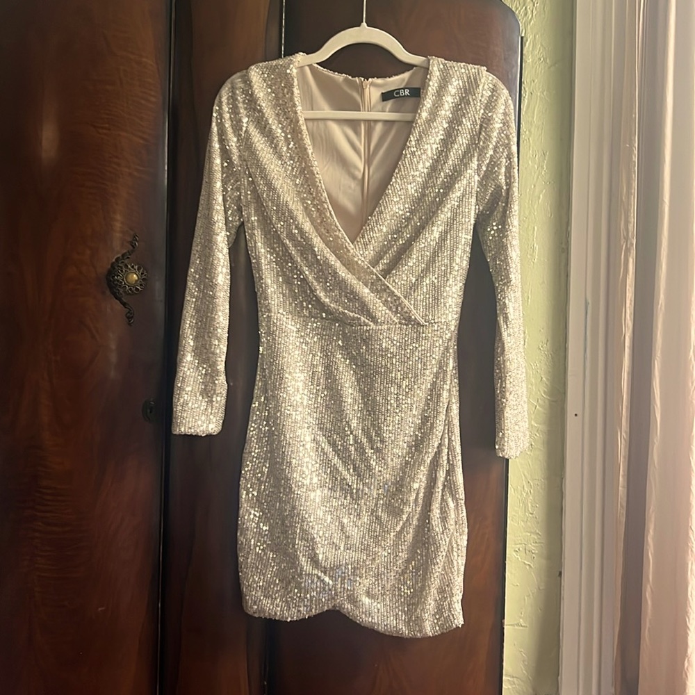 Long sleeved short sequence party dress.
